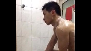 Japonê_s gostoso tomando banho na academia