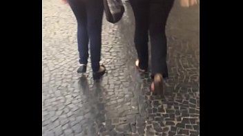 Duas gostosas andando no centro de legging